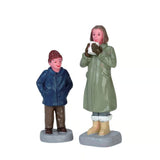 Set di due personaggi Lemax con una donna che beve una cioccolata calda e un ragazzino.