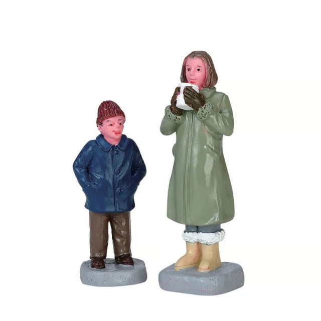 Set di due personaggi Lemax con una donna che beve una cioccolata calda e un ragazzino.