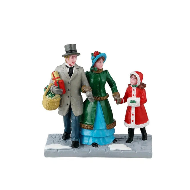 Famiglia in abiti d’epoca durante lo shopping natalizio, con pacchi regalo e cestino in mano.