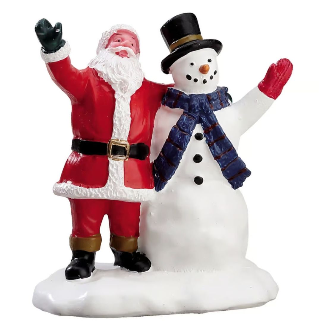 Babbo Natale accanto a un pupazzo di neve con cappello nero, sciarpa blu e guanti rossi che salutano.