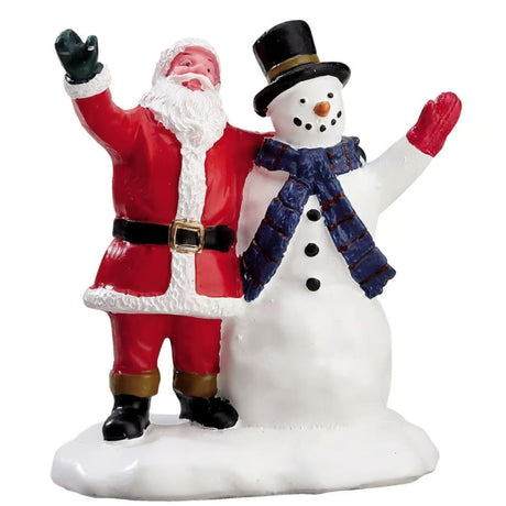 Babbo Natale accanto a un pupazzo di neve con cappello nero, sciarpa blu e guanti rossi che salutano.