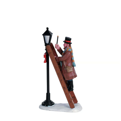 Personaggio Lemax del lampionaio sulla scala vicino a un lampione.