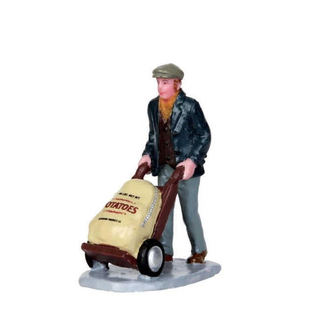 Personaggio Lemax raffigurante un lavoratore di mercato che trasporta un sacco su un carrello a due ruote.