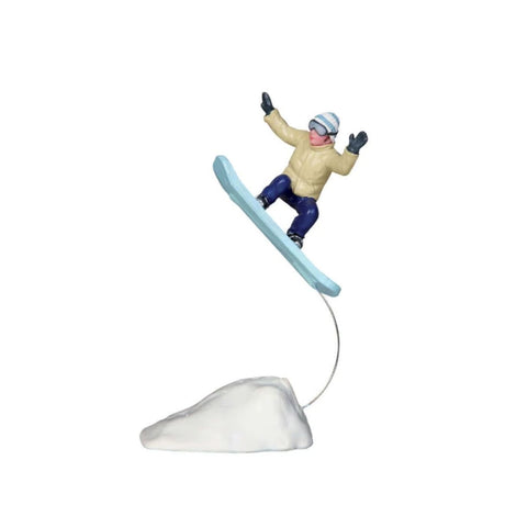 Snowboarder in salto sopra una base innevata, con tavola azzurra.