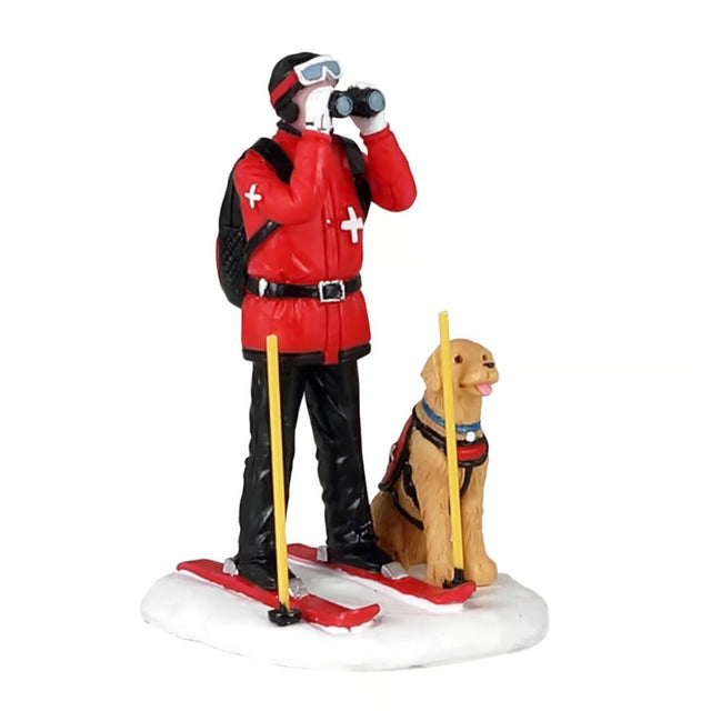 Soccorritore alpino sugli sci che osserva con il binocolo, accompagnato da un cane.