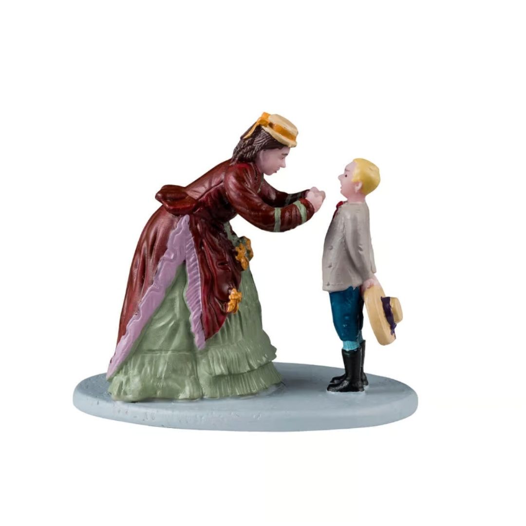 Donna in abito d’epoca che sistema il colletto di un bambino vestito per una passeggiata invernale.