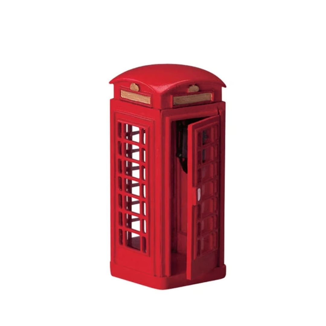 Cabina telefonica rossa in stile inglese con porta semiaperta e struttura a vetri.