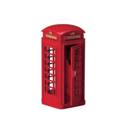 Cabina telefonica rossa in stile inglese con porta semiaperta e struttura a vetri.