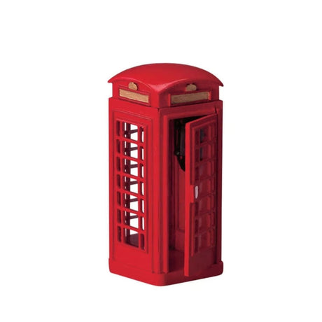 Cabina telefonica rossa in stile inglese con porta semiaperta e struttura a vetri.