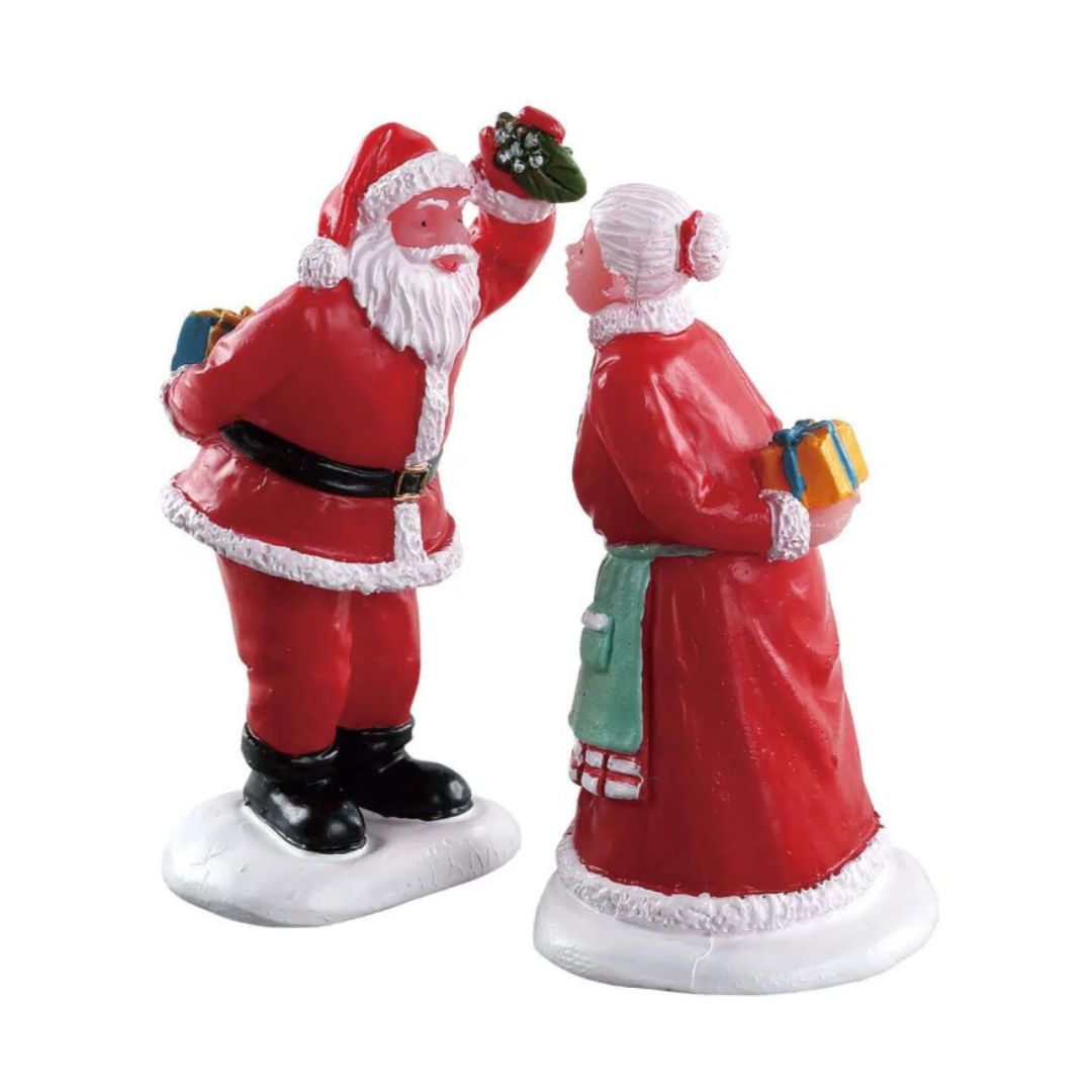 Babbo Natale e Mrs. Claus che si scambiano un gesto affettuoso sotto un rametto di vischio.