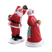 Babbo Natale e Mrs. Claus che si scambiano un gesto affettuoso sotto un rametto di vischio.