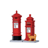 Coppia di cassette postali vittoriane rosse Lemax, una più alta e una più bassa, con un gatto arancione accanto.