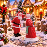 Babbo Natale e Mrs. Claus che si scambiano un gesto affettuoso sotto un rametto di vischio ambientati in un villaggio natalizio Lemax.