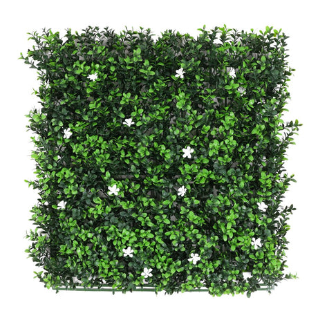 Mattonella di bosso sintetico 50x50 cm con fogliame verde e piccoli fiori bianchi.
