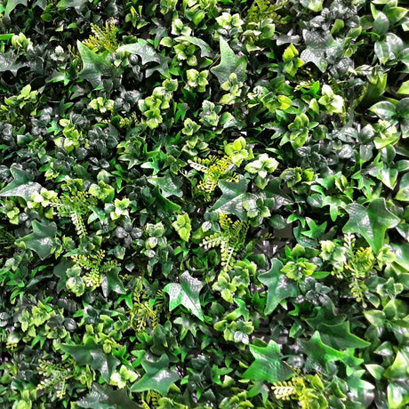 Dettaglio della mattonella di verde sintetico 50x50 cm con fogliame misto.