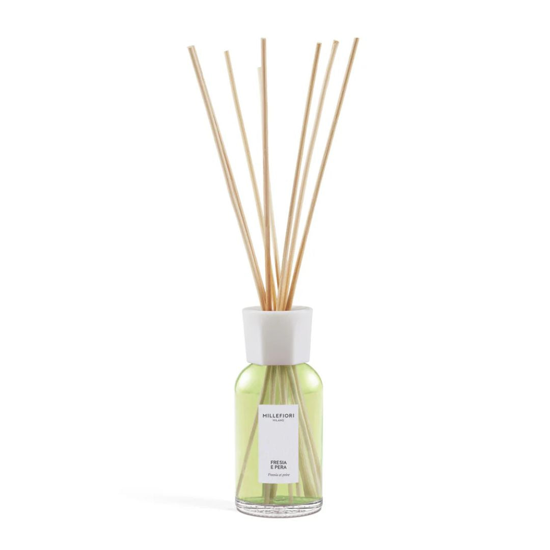 Diffusore con bastoncini per ambiente Millefiori profumazione Fresia e Pera 100ml.