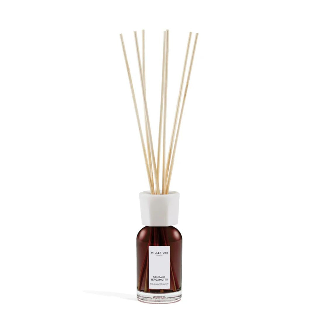 Diffusore con bastoncini per ambiente Millefiori profumazione Sandalo Bergamotto 100ml.