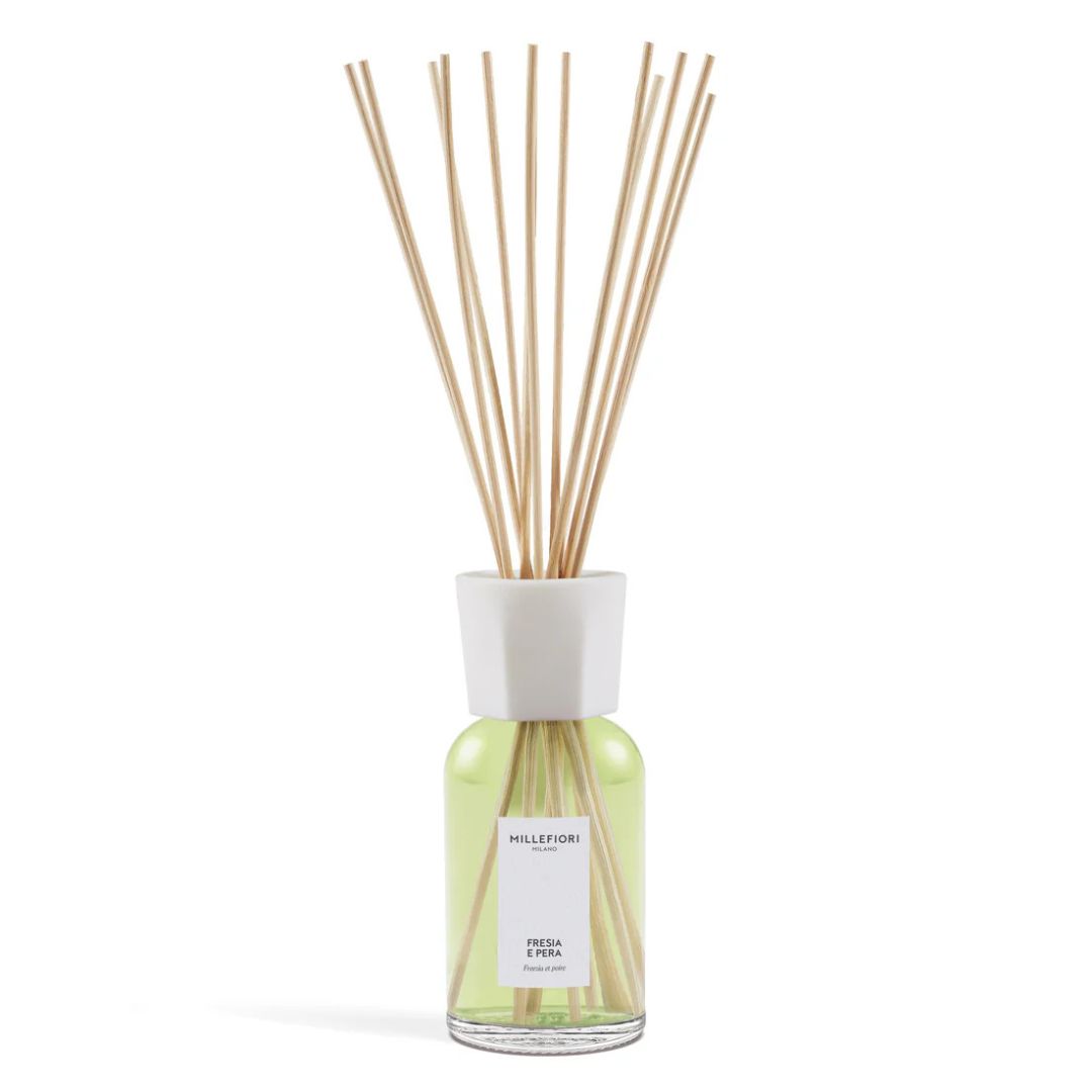 Diffusore con bastoncini per ambiente Millefiori profumazione Fresia e Pera 250ml.