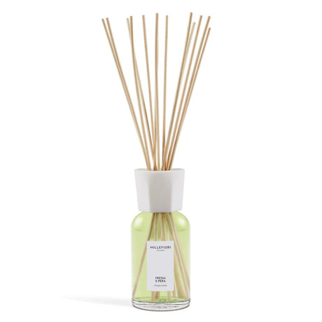 Diffusore con bastoncini per ambiente Millefiori profumazione Fresia e Pera 250ml.