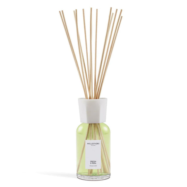 Diffusore con bastoncini per ambiente Millefiori profumazione Fresia e Pera 250ml.