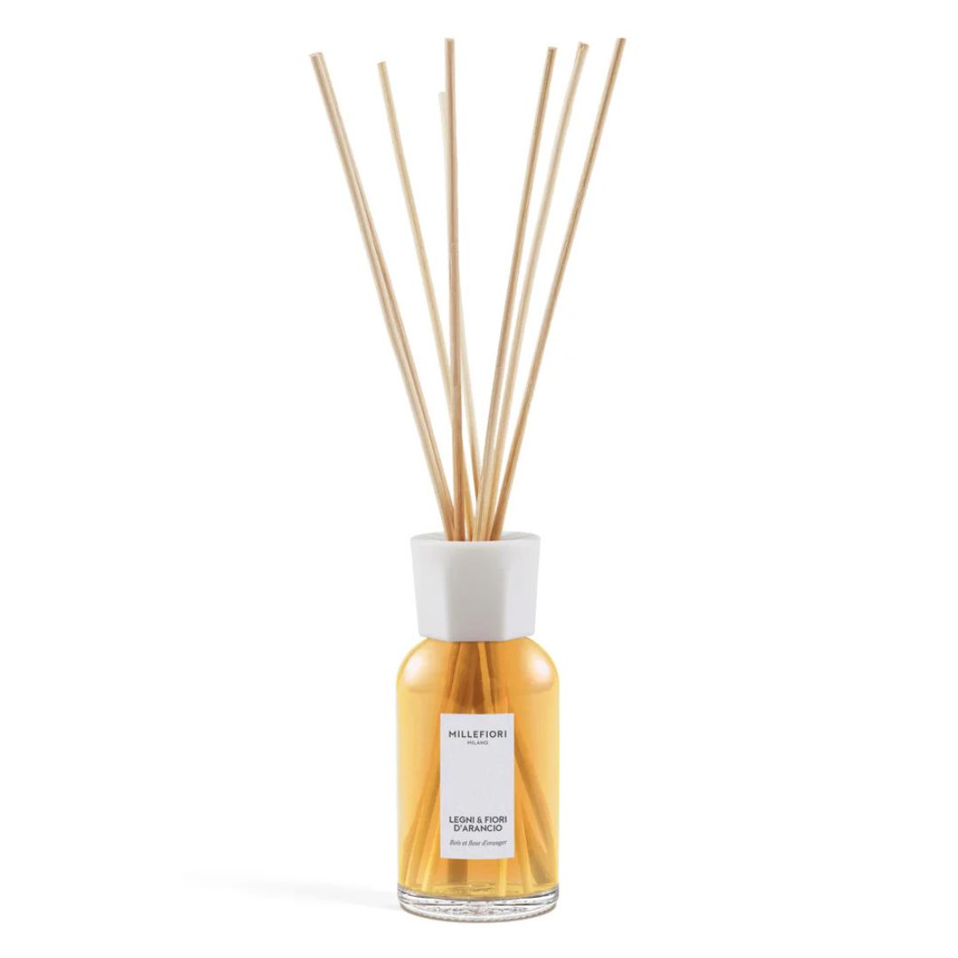 Diffusore con bastoncini per ambiente Millefiori profumazione Legni e Fiori d'arancio 250ml.
