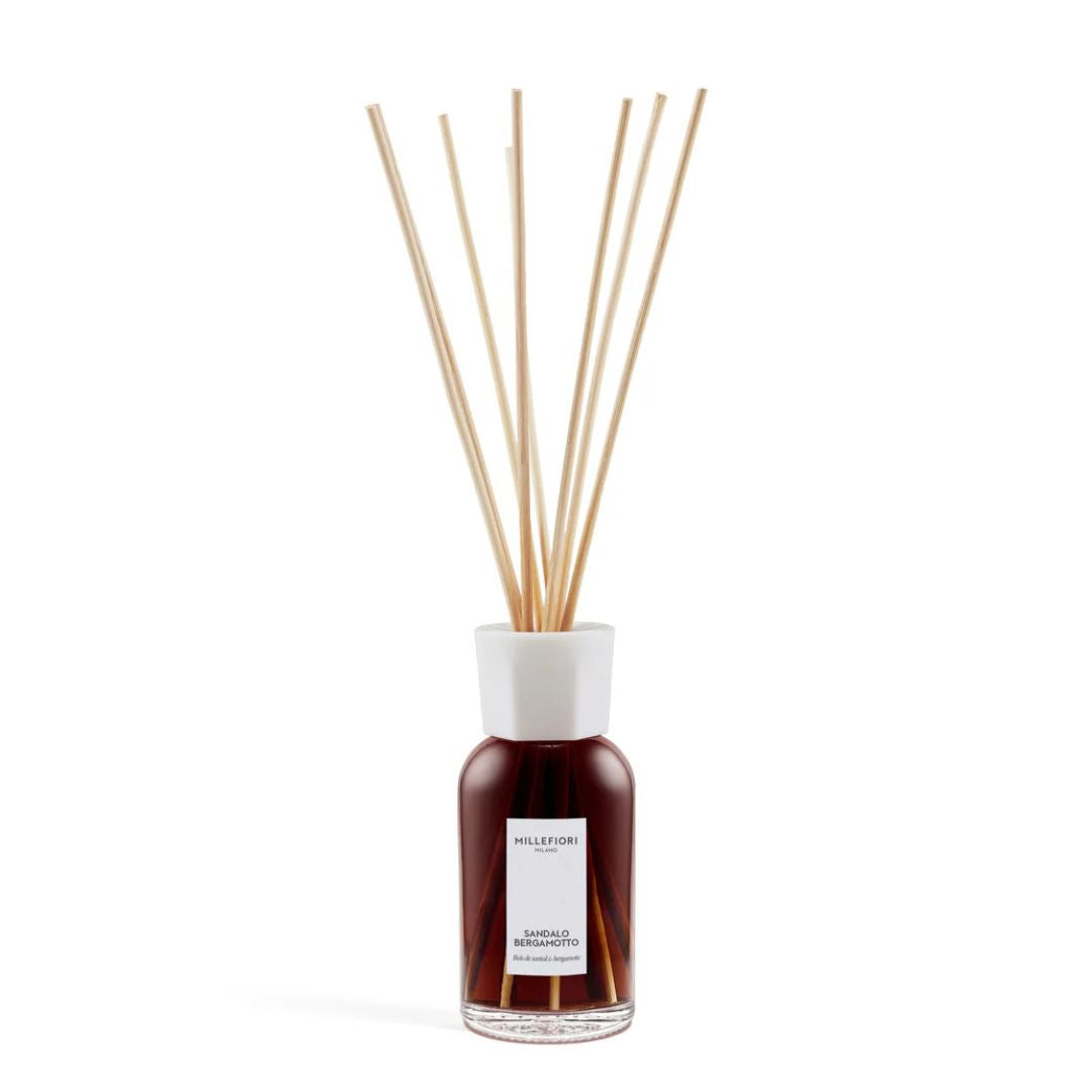 Diffusore con bastoncini per ambiente Millefiori profumazione Sandalo Bergamotto 250ml.