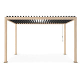 Pergola moderna in legno chiaro con lamelle orientabili nere per giardino o terrazzo