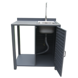 Modulo cucina da esterno in alluminio antracite con lavello integrato e sportello sotto il lavello.
