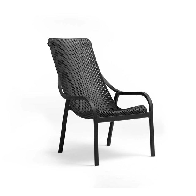 Sedia da esterno Net Lounge Nardi in polipropilene fiberglass color antracite con braccioli e schienale traforato.