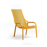 Sedia da esterno Net Lounge Nardi in polipropilene fiberglass color senape con braccioli e schienale traforato.