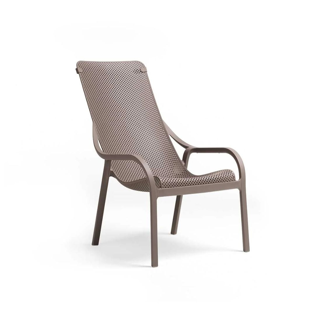 Sedia da esterno Net Lounge Nardi in polipropilene fiberglass color tortora con braccioli e schienale traforato.
