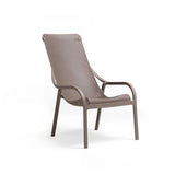 Sedia da esterno Net Lounge Nardi in polipropilene fiberglass color tortora con braccioli e schienale traforato.