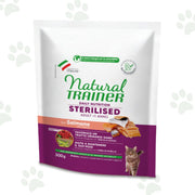 Confezione Natural Trainer sterilised adult con salmone 300 g, alimento secco per gatti.
