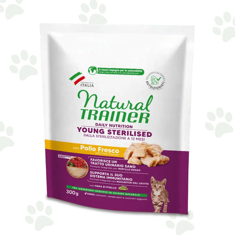 Confezione Natural Trainer sterilised young adult con pollo 300 g, alimento secco per gatti.