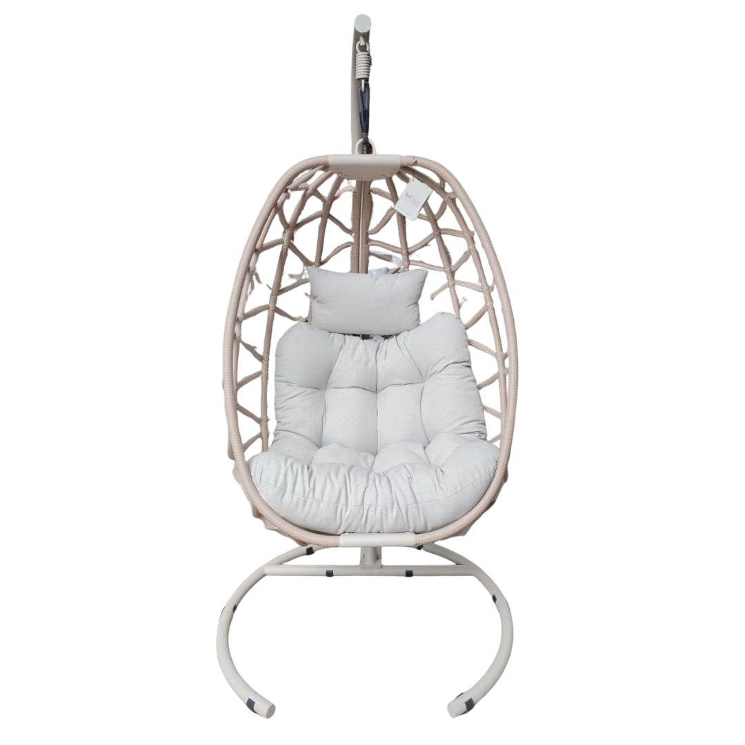 Nido da giardino in corda beige con cuscini imbottiti chiari e struttura con supporto a terra.
