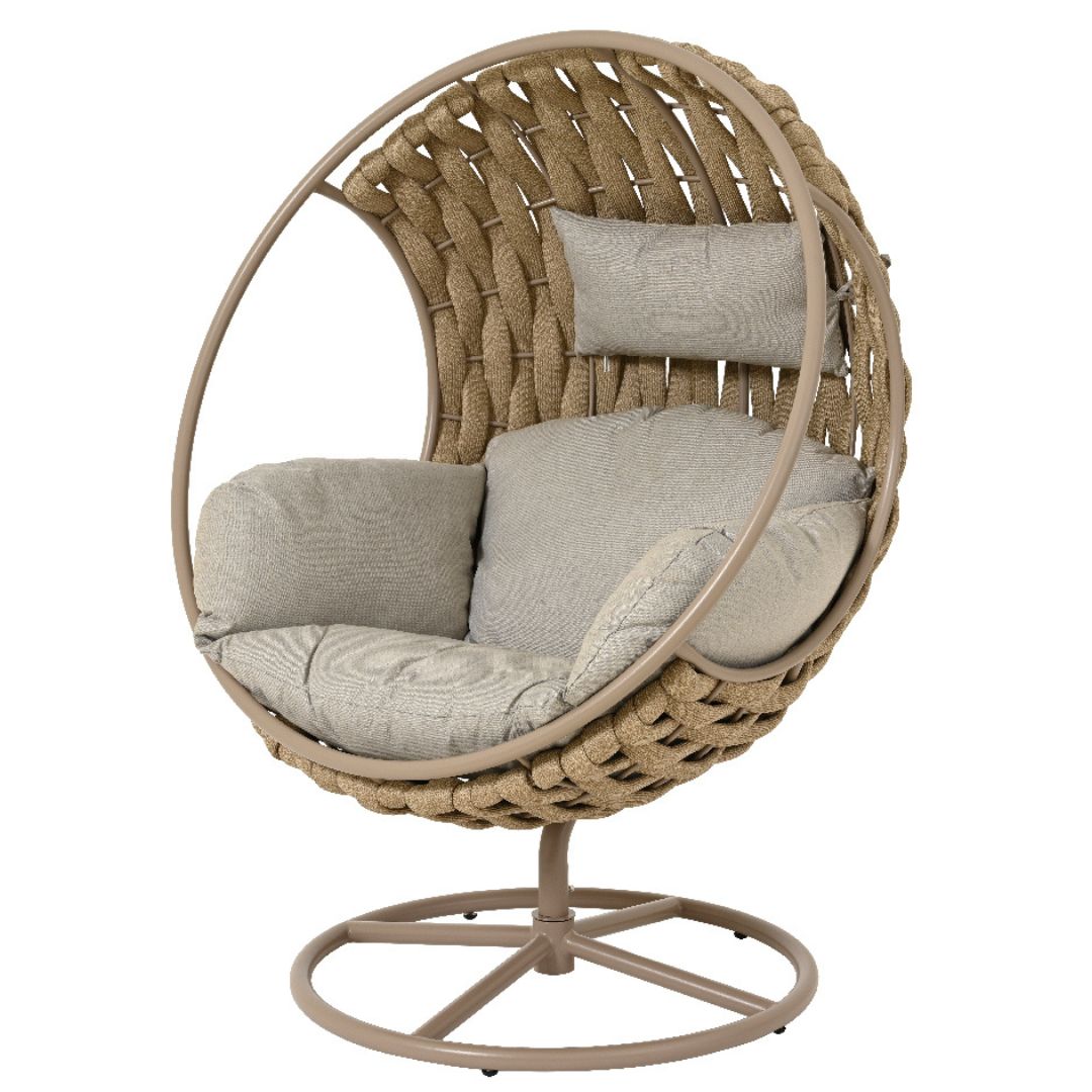 Poltrona girevole da esterno a nido con struttura in metallo, intreccio in fibra color naturale e cuscini imbottiti beige.