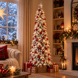 Albero di Natale slim innevato con luci calde, decorato con palline rosse e ambientato in un elegante soggiorno natalizio accanto al camino