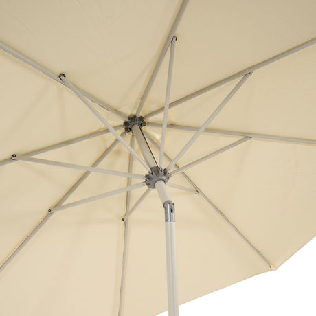 Dettaglio della struttura interna dell’ombrellone con stecche in metallo e telo ecrù.