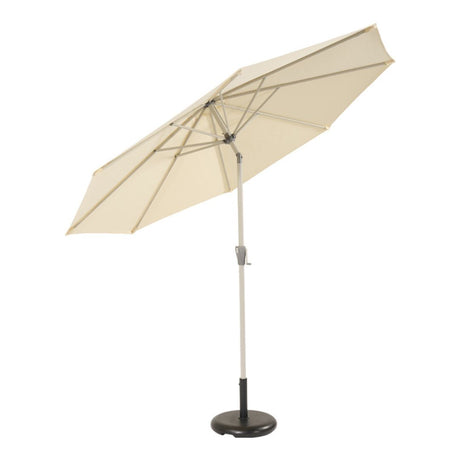 Ombrellone da esterno aperto con telo ecrù, palo centrale chiaro e base rotonda.