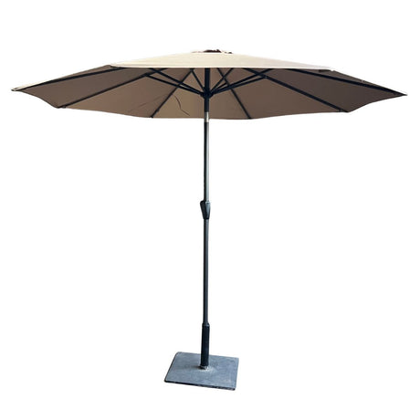 Ombrellone da esterno aperto con telo color taupe e palo centrale.