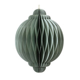 Decorazione natalizia in carta verde menta, dalla forma sferica con estremità arrotondate e cordoncino dorato per appenderla.