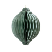 Decorazione natalizia in carta verde menta, dalla forma sferica con estremità arrotondate e cordoncino dorato per appenderla.