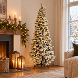Albero di Natale innevato con pigne Oregon ambientato in una scena natalizia