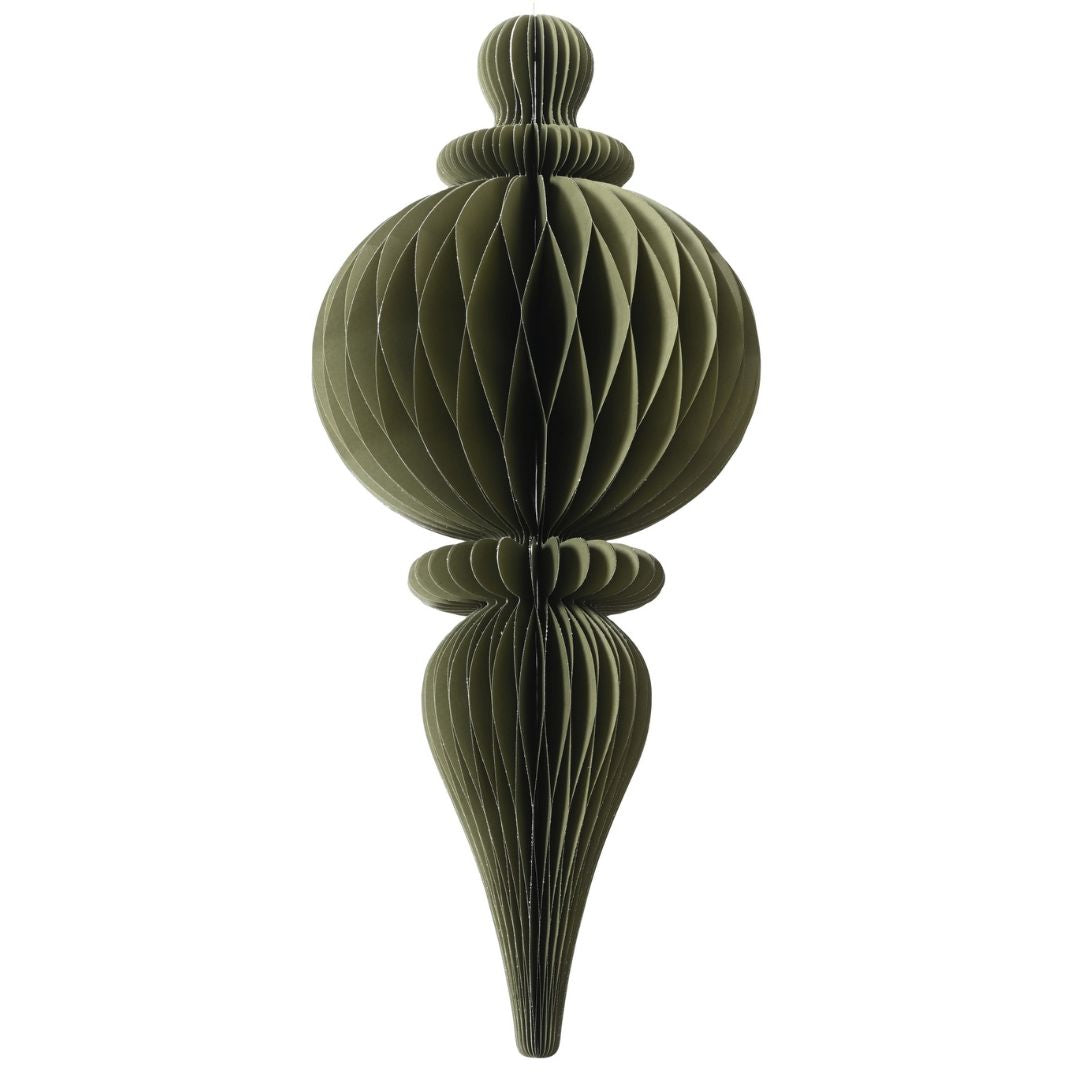 Decorazione natalizia a nido d’ape in carta verde, dalla forma allungata con parte centrale sferica e dettagli sagomati, completa di cordoncino dorato per appenderla.