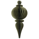 Decorazione natalizia a nido d’ape in carta verde, dalla forma allungata con parte centrale sferica e dettagli sagomati, completa di cordoncino dorato per appenderla.