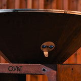 Dettaglio dei fori per rimuovere la cenere dal braciere barbecue Oyat in acciaio corten.