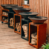 Insieme di bracieri barbecue Oyat di vari dimensioni e nei due colori cognac e nero.