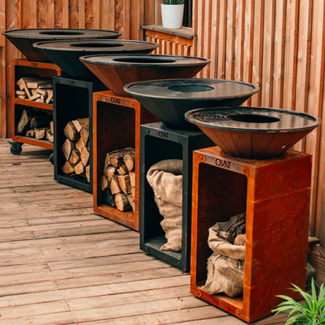 Insieme di bracieri barbecue Oyat di vari dimensioni e nei due colori cognac e nero.