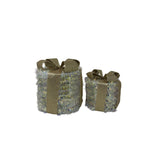 Coppia di pacchi regalo decorativi luminosi di forma rotonda con fiocco dorato e superficie riflettente iridescente.