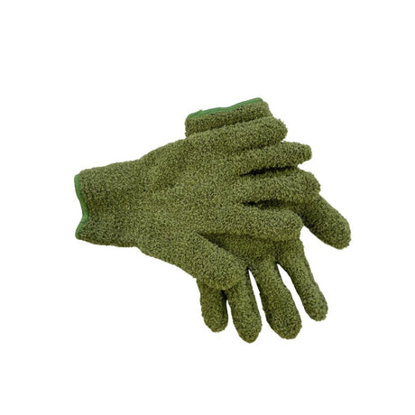 Guanto verde in microfibra per spolverare le foglie, appoggiato su sfondo bianco